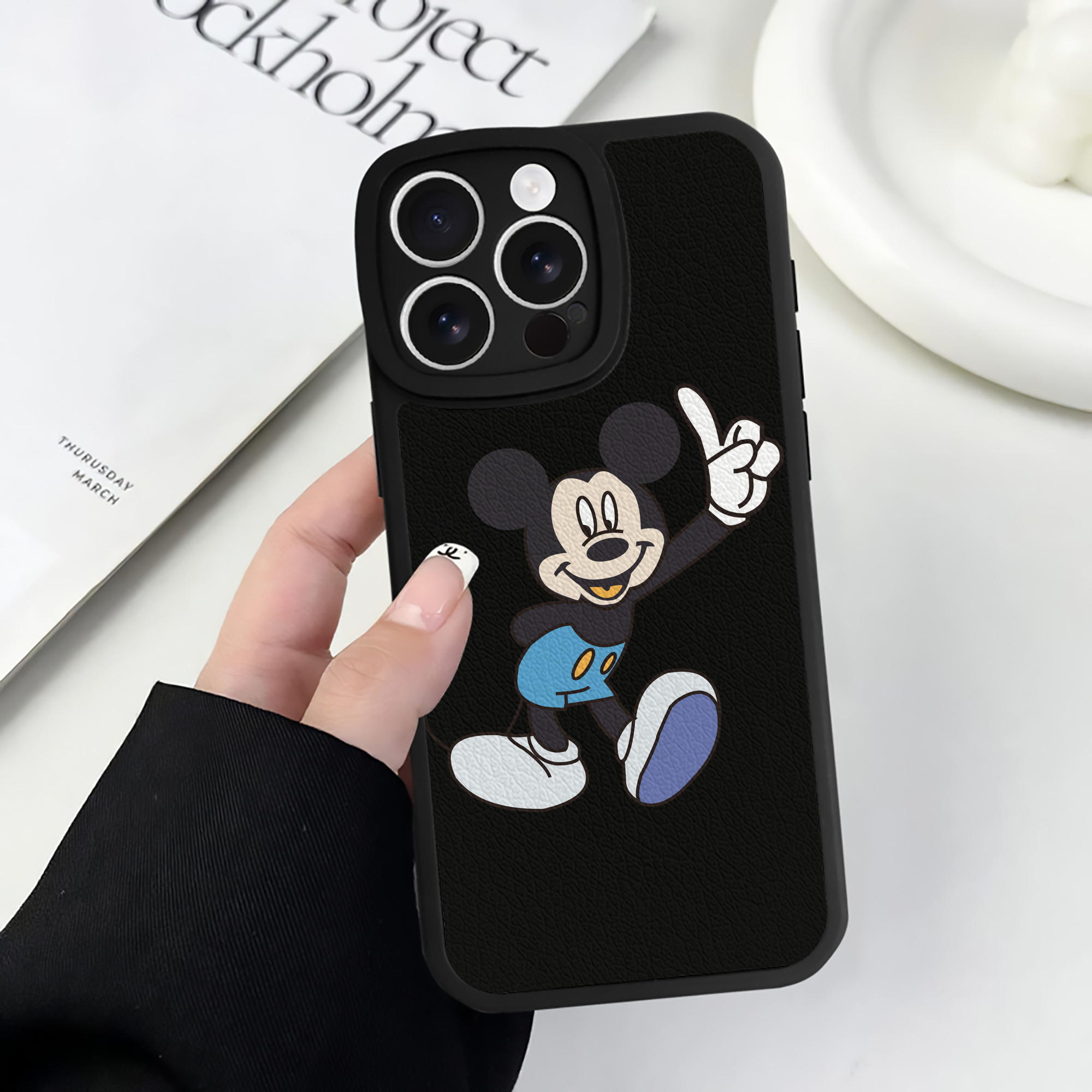 （画像用） ミッキーマウス Mickey Mouse 【iPhone 16シリーズ対応】シリコンスマホケース（レザー調） 材質：シリコン